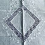 Linneduk - vackert dekorerad - 122*212 cm