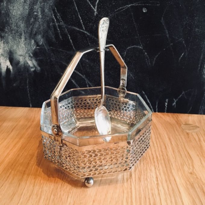 Behållare glas med metallhållare