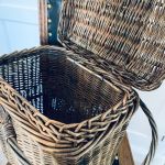 Korg med handtag och spänne