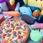 Stort set med lekmat i plast