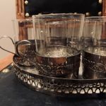 Bricka med 6 glas med metallbehållare