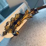 Vägglampa sirlig på träbricka