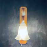 Vägglampa trä glaskupa