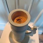 Blockljusstake i gråmålat trä