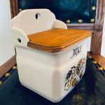 Vägghängd Porslinsburk m trälock MJÖL