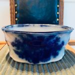 Urna karott mörkblåa blommor