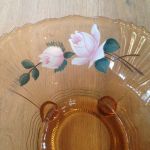 Glasskål med handmålade rosor