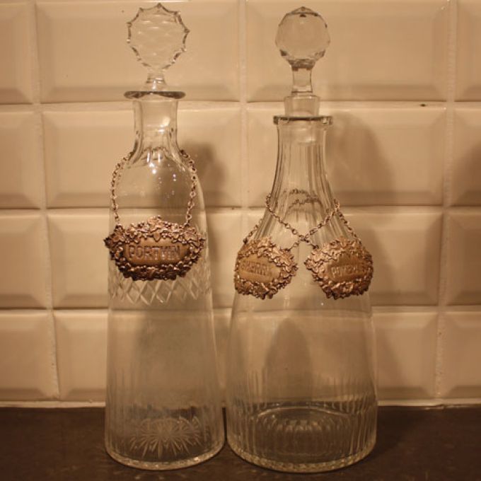 2 antika karaffer m brickor