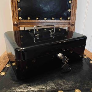 Kassaskrin svart 25*18 cm - låsbart