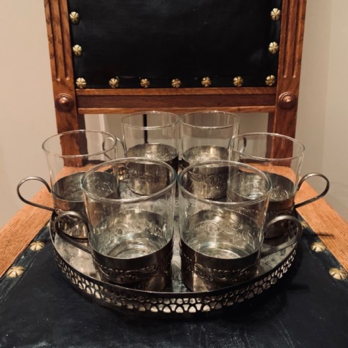 Bricka med 6 glas med metallbehållare