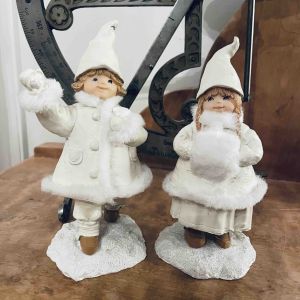 Paret dekorationer barn i snön