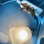 Vägglampa sirlig på träbricka