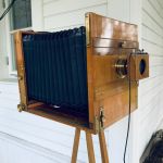 Antik Bälgkamera m stativ och plåtar