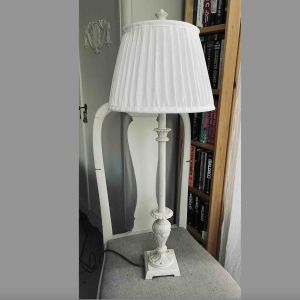 Hög bordslampa crèmevit