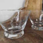 Paret fina skålar med etsning