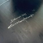 Stor kurbitsmålad träbricka