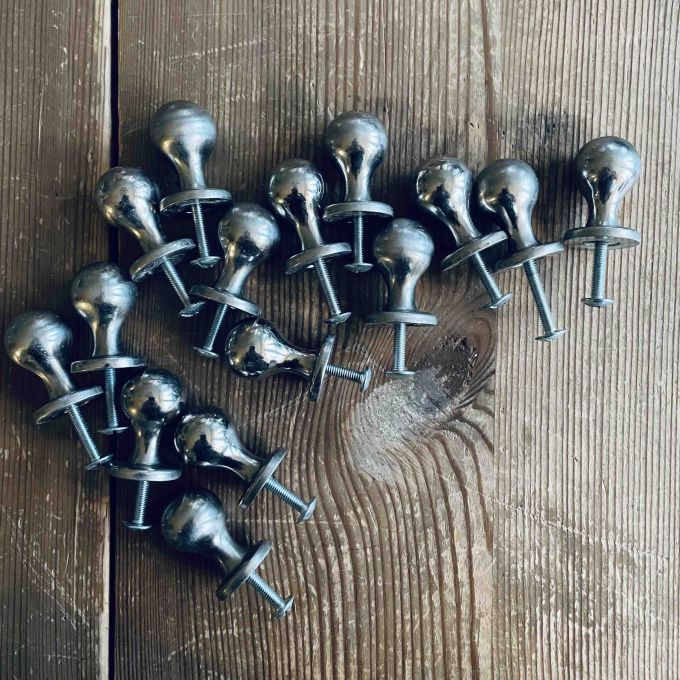 Set med 15 knoppar kromfärgade