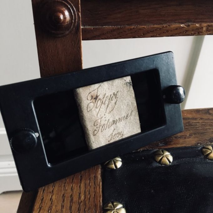 Svetsfönster med pytteliten anteckningsbok från 1858