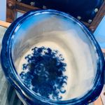 Urna karott mörkblåa blommor