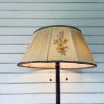 Golvlampa trä antik skärm - 2 ljuskällor