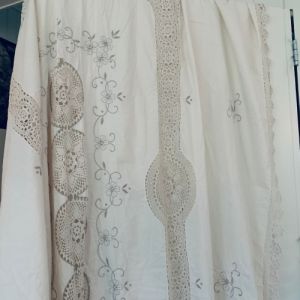 Underbar duk 240*150 cm- virkad och broderad