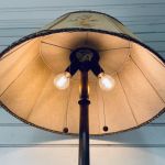 Golvlampa trä antik skärm - 2 ljuskällor