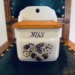 Vägghängd Porslinsburk m trälock MJÖL