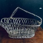 Flaskhållare virade metalltrådar