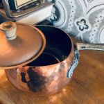 Koppargryta med trähandtag