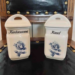 Paret små keramikburkar Kanel och Kardemumma