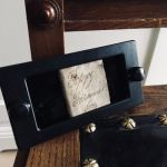 Svetsfönster med pytteliten anteckningsbok från 1858