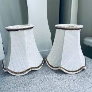 Paret lampettskärmar klockformade siden