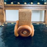 Charmig gammal träbil