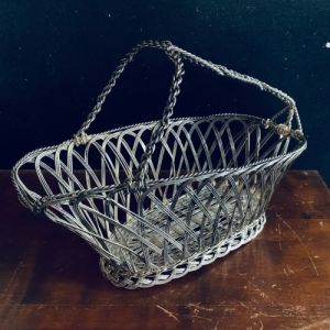 Flaskhållare virade metalltrådar