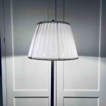 Golvlampa 2 armar vit och mässing