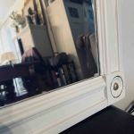 Vacker trässpegel med fasetterat glas