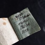 Svetsfönster med pytteliten anteckningsbok från 1858