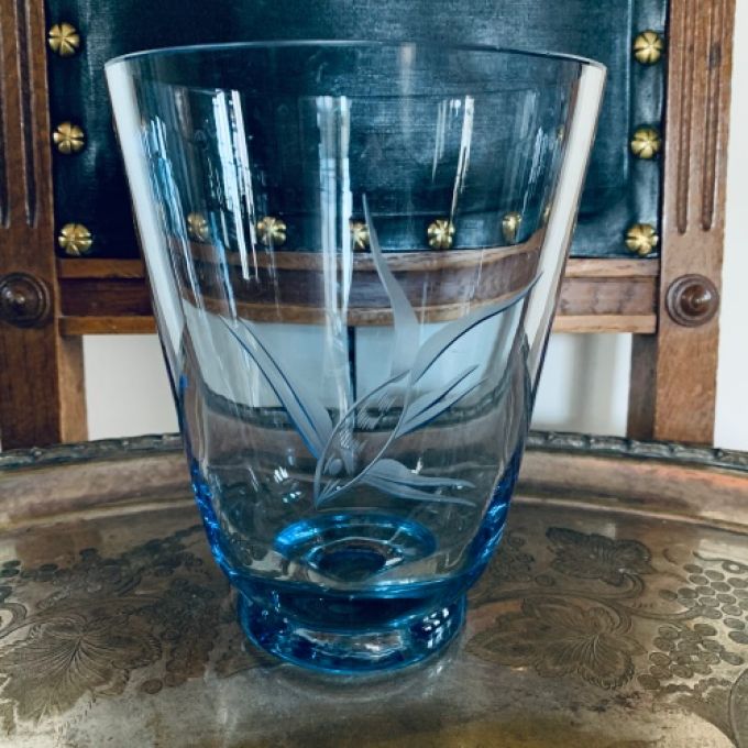 Blå glasvas vid
