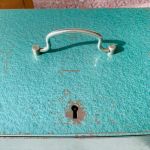 Grön plåtlåda med kassalåda