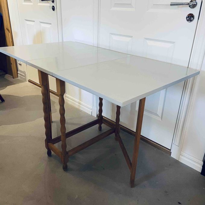 Klaffbord gråmålad skiva