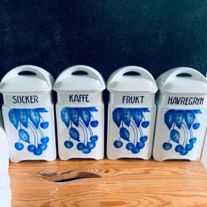 Set med 4 st porslinsburkar