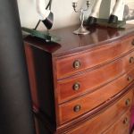 Hög välvd brunbetsad byrå - gustaviansk stil