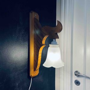 Vägglampa trä glaskupa