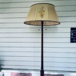 Golvlampa trä antik skärm - 2 ljuskällor