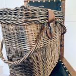 Korg med handtag och spänne