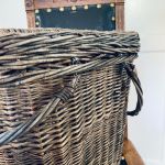 Korg med handtag och spänne