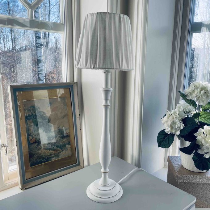 Hög trälampa med skärm