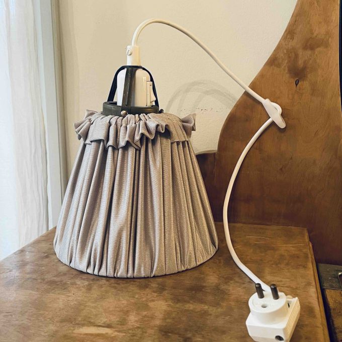 Fönsterlampa med textilskärm