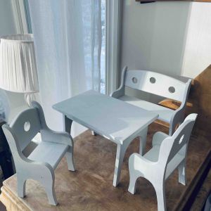 Dockmöbler vitmålade trä