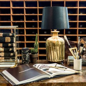 Castillo Bordslampa m skärm i läderimitation